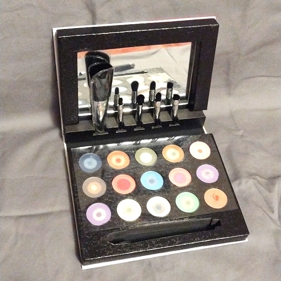 Bella Bellissima Cosmetic Eyeshadow Colour Pallette with 5 Brush Heads - Picture 6 of 10